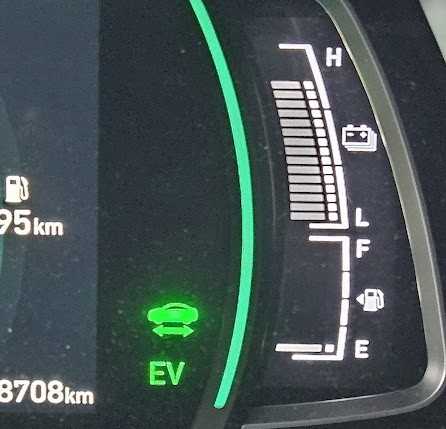 Indicação da carga de bateria do carro, tanque de gasolina e o indicador EV, informando que o carro está usando apenas o motor elétrico no momento.