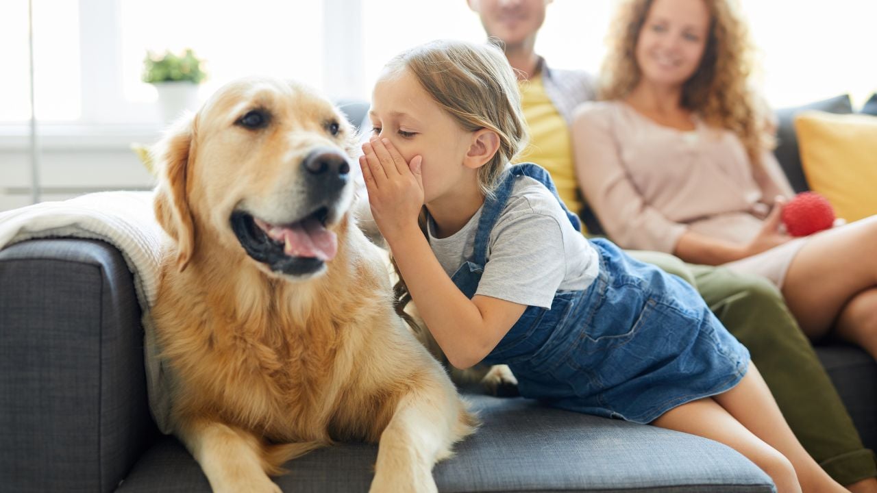 kız, köpeğine fısıldıyor