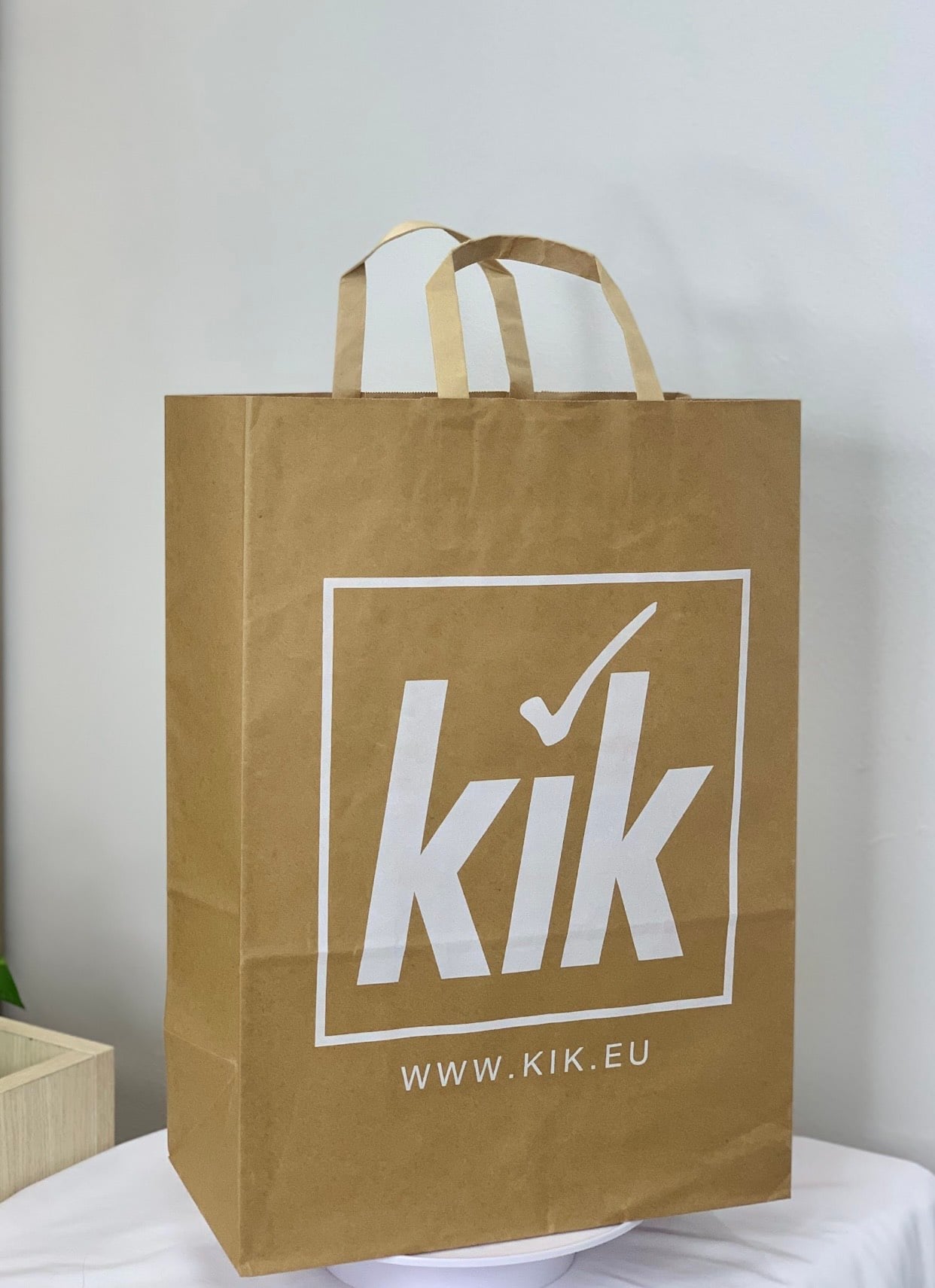 Custom Paper Bags for Beauty & Spa Brands: Reflect Elegance and Eco-Ethics