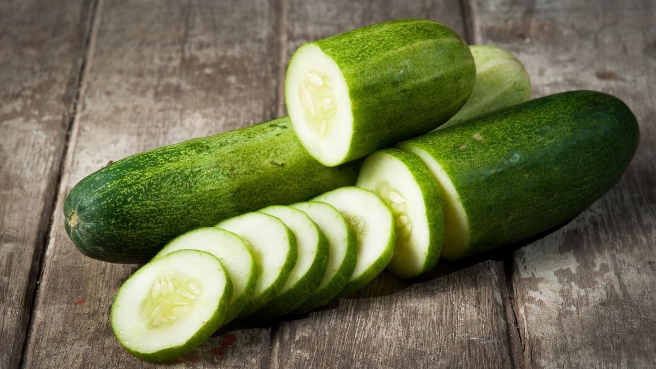 salatalık ve salatalık dilimleri