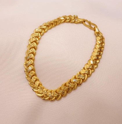 Where can I find stylish and durable gold bracelets for men in Glendale that suit both casual and formal looks?