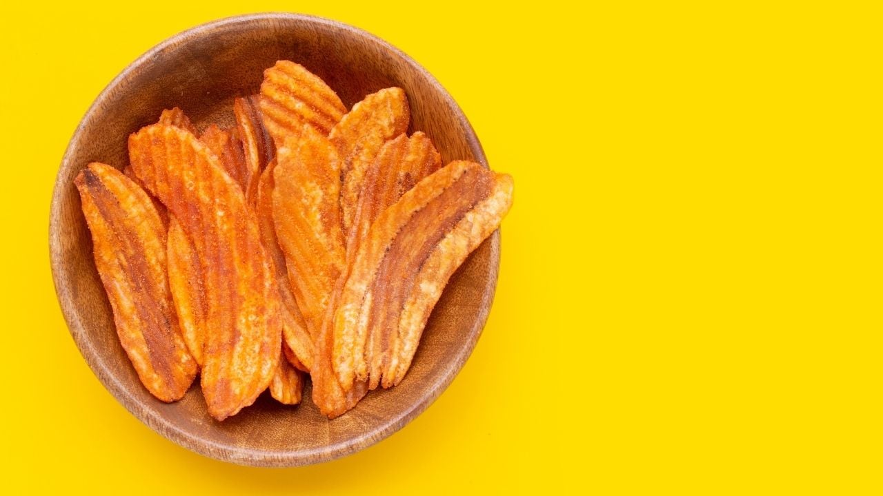 bir tabak baharatlı cips