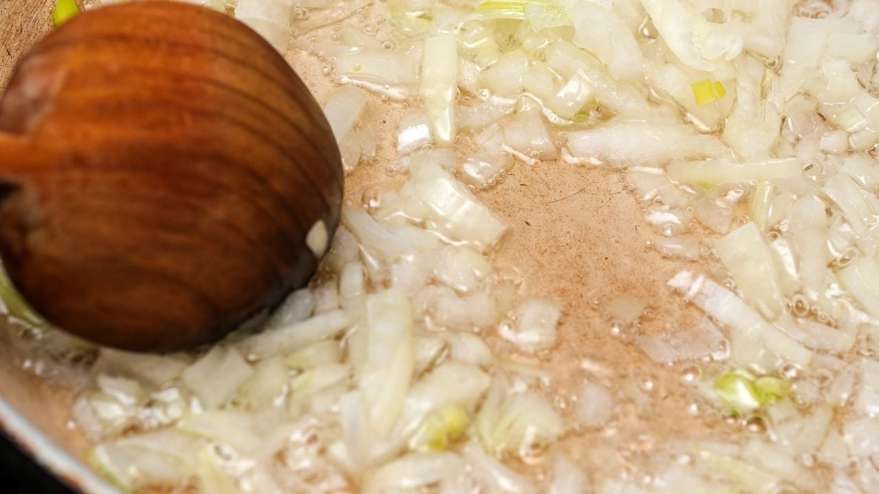 soğanlar tencerede pişiyor