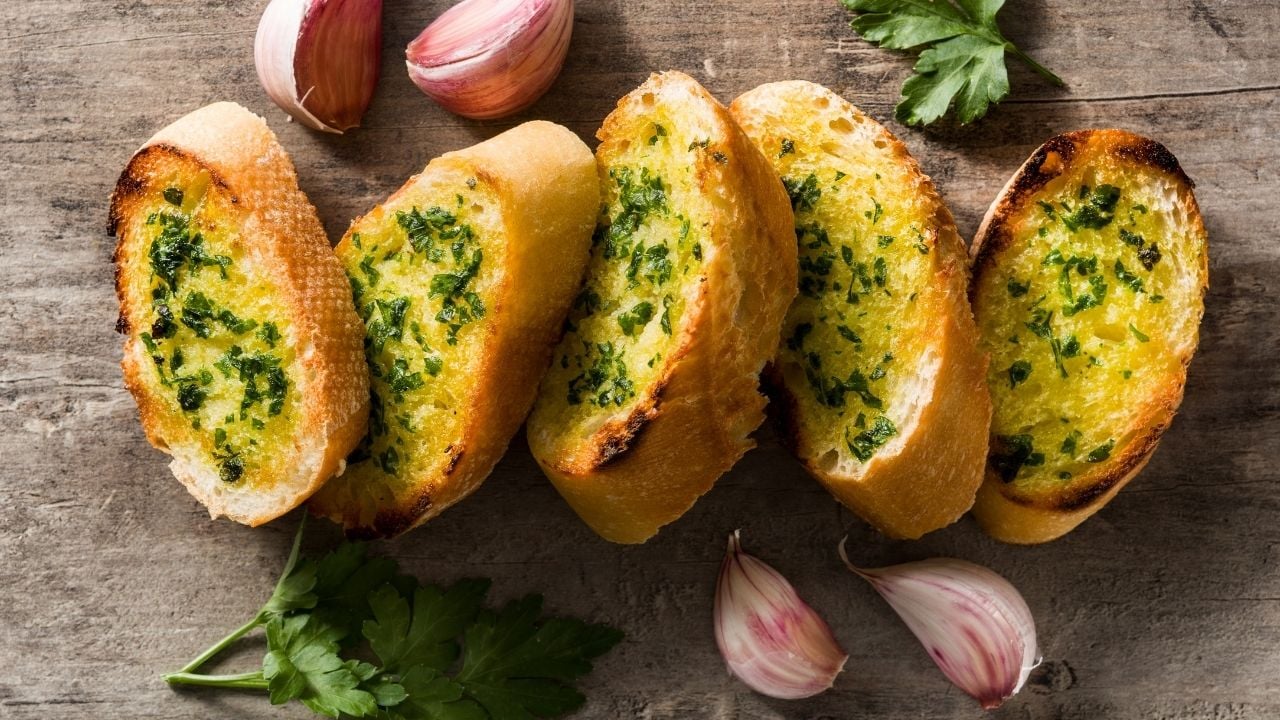 sarımsaklı ekmek dilimleri