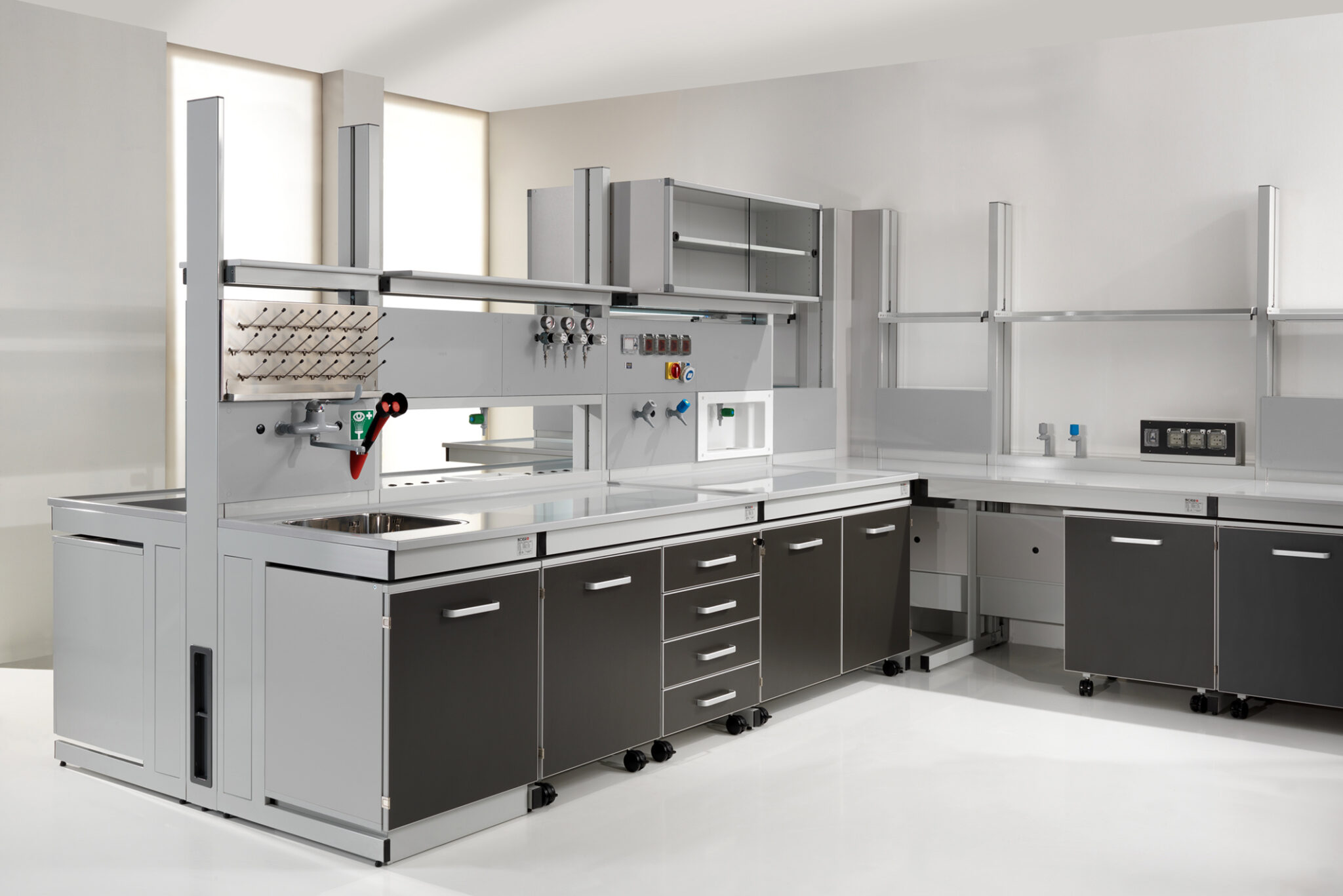 Turnkey Laboratory Furniture Solutions for Complete Lab Setup