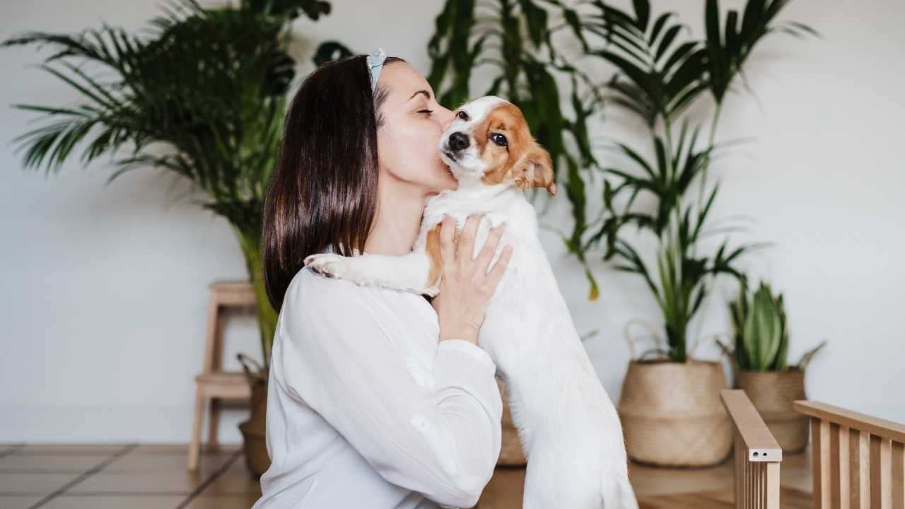 kadın köpeğini öpüyor