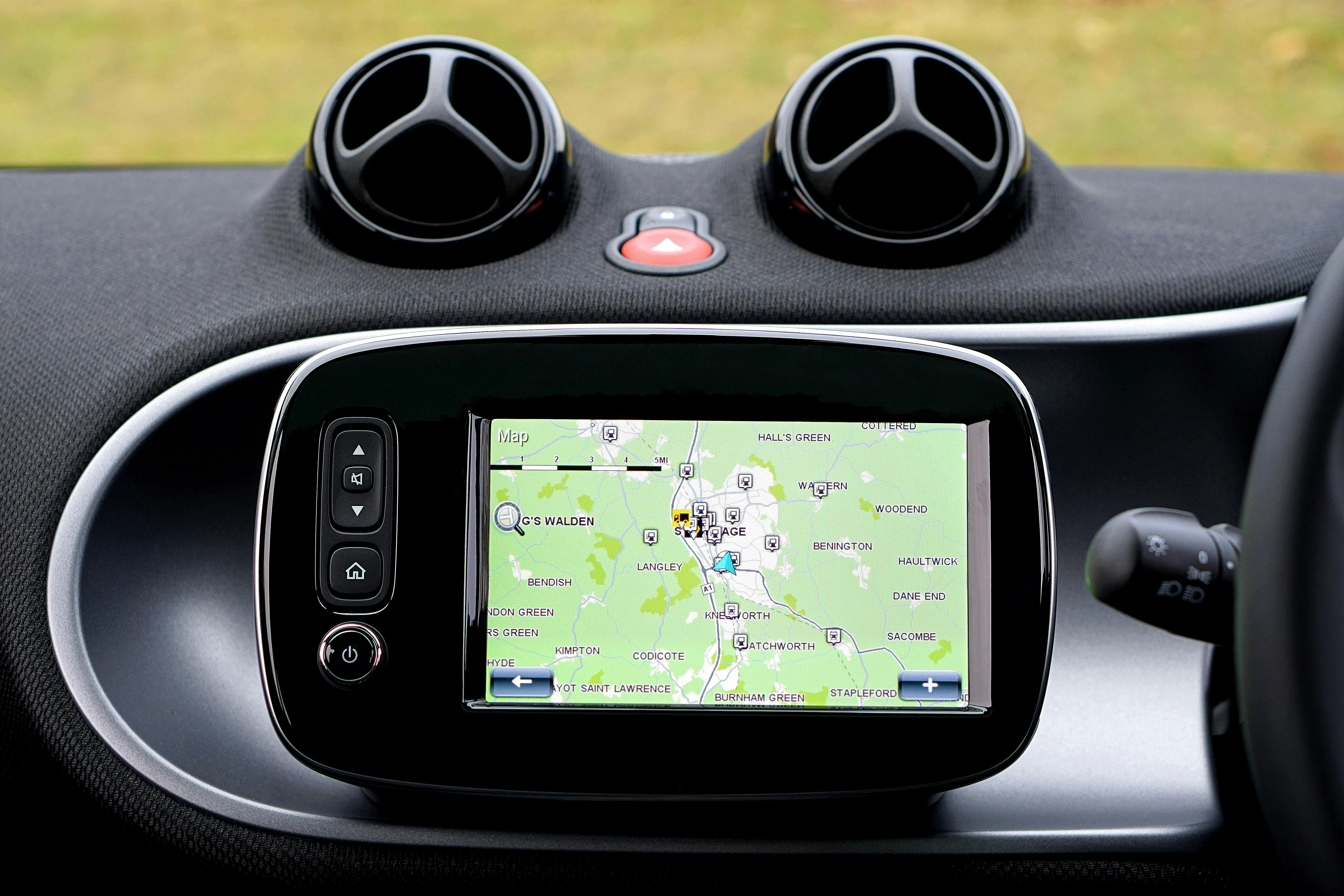 In Berlin, Google Maps, TomTom encourage car drivers to disregard the law | AlgorithmWatch