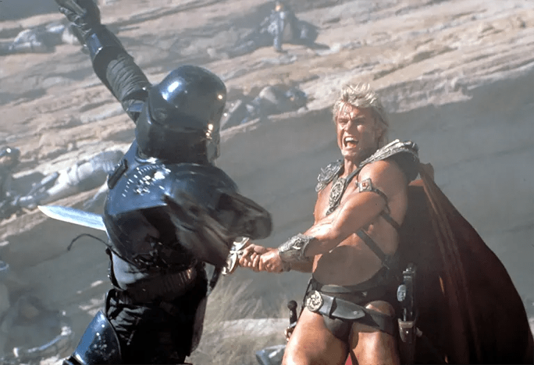 Dolph Lundgren, 1987’deki canlı aksiyon Masters of the Universe’de He-Man rolünde. Travis Knight’ın versiyonu tamamen yeni bir oyuncu kadrosuna sahip olacak.