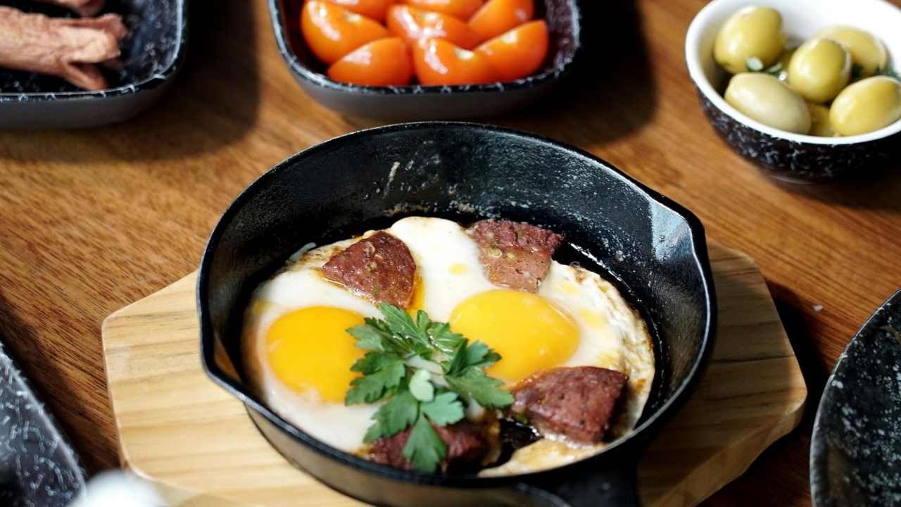 tavada sucuklu yumurta