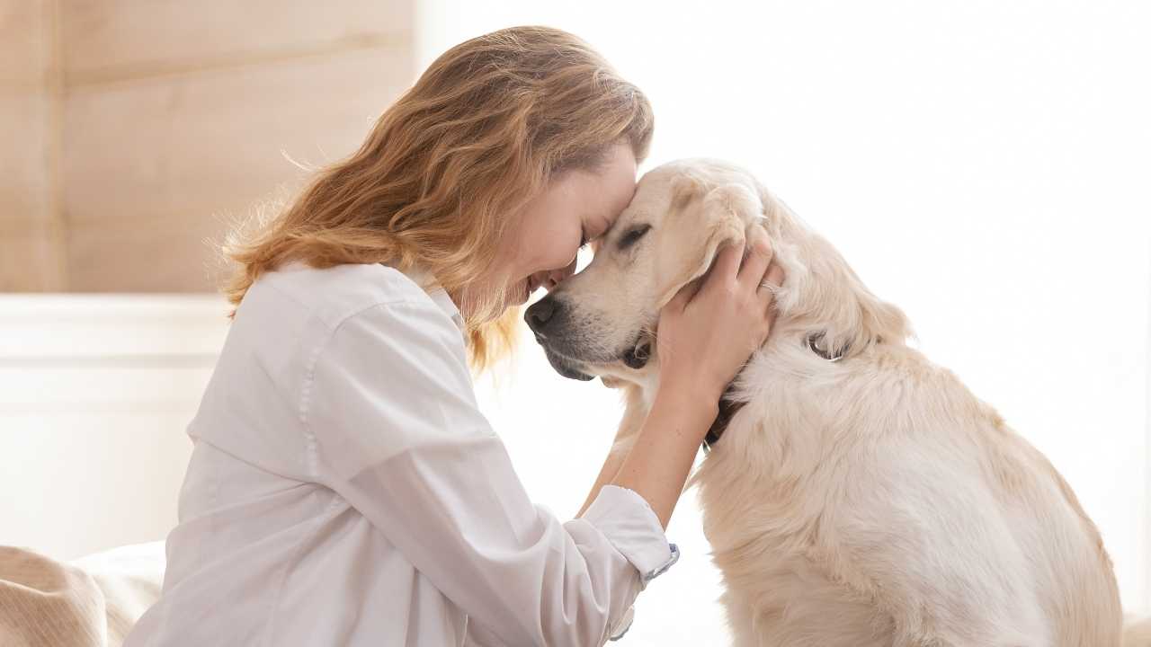 kadın köpeğine sarılıyor