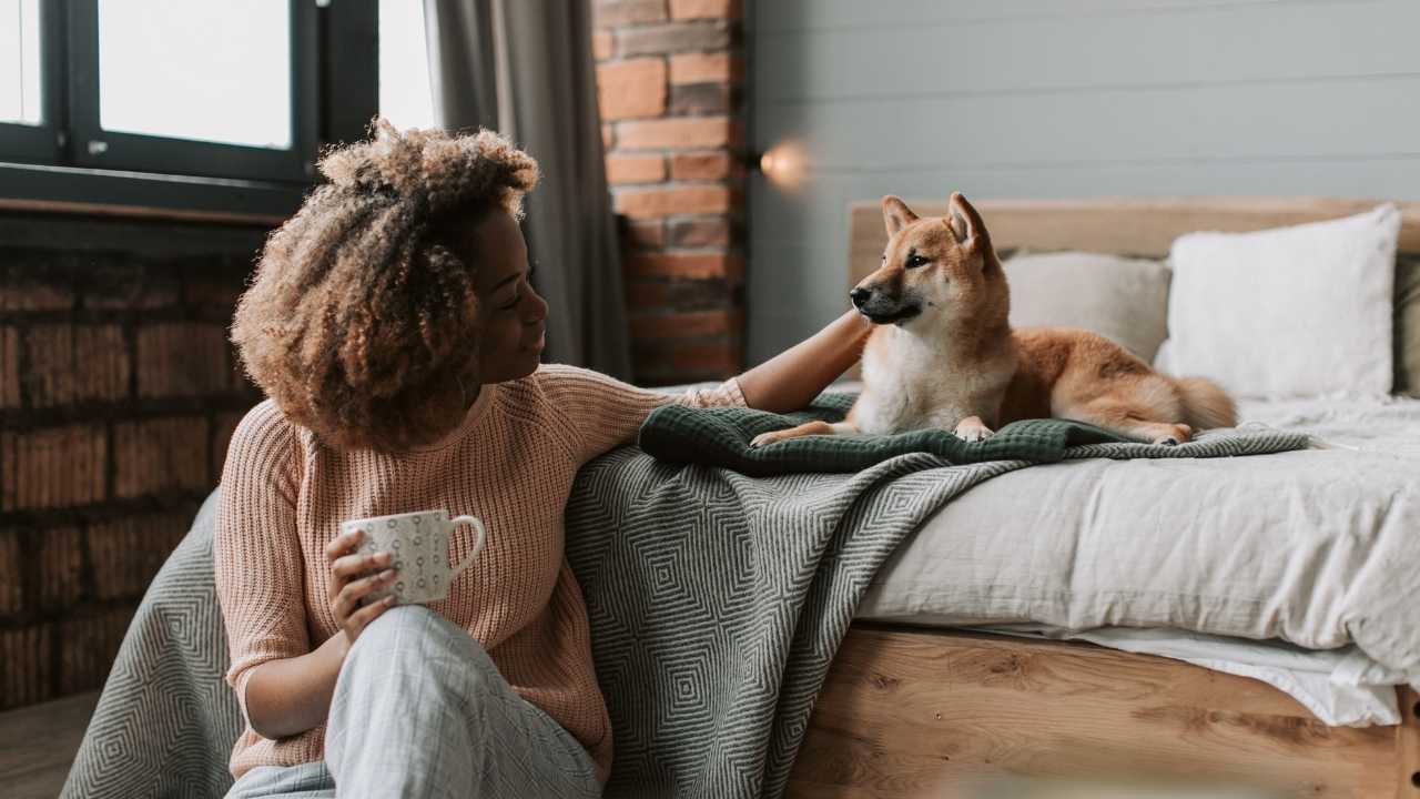 kadın köpeğini okşuyor