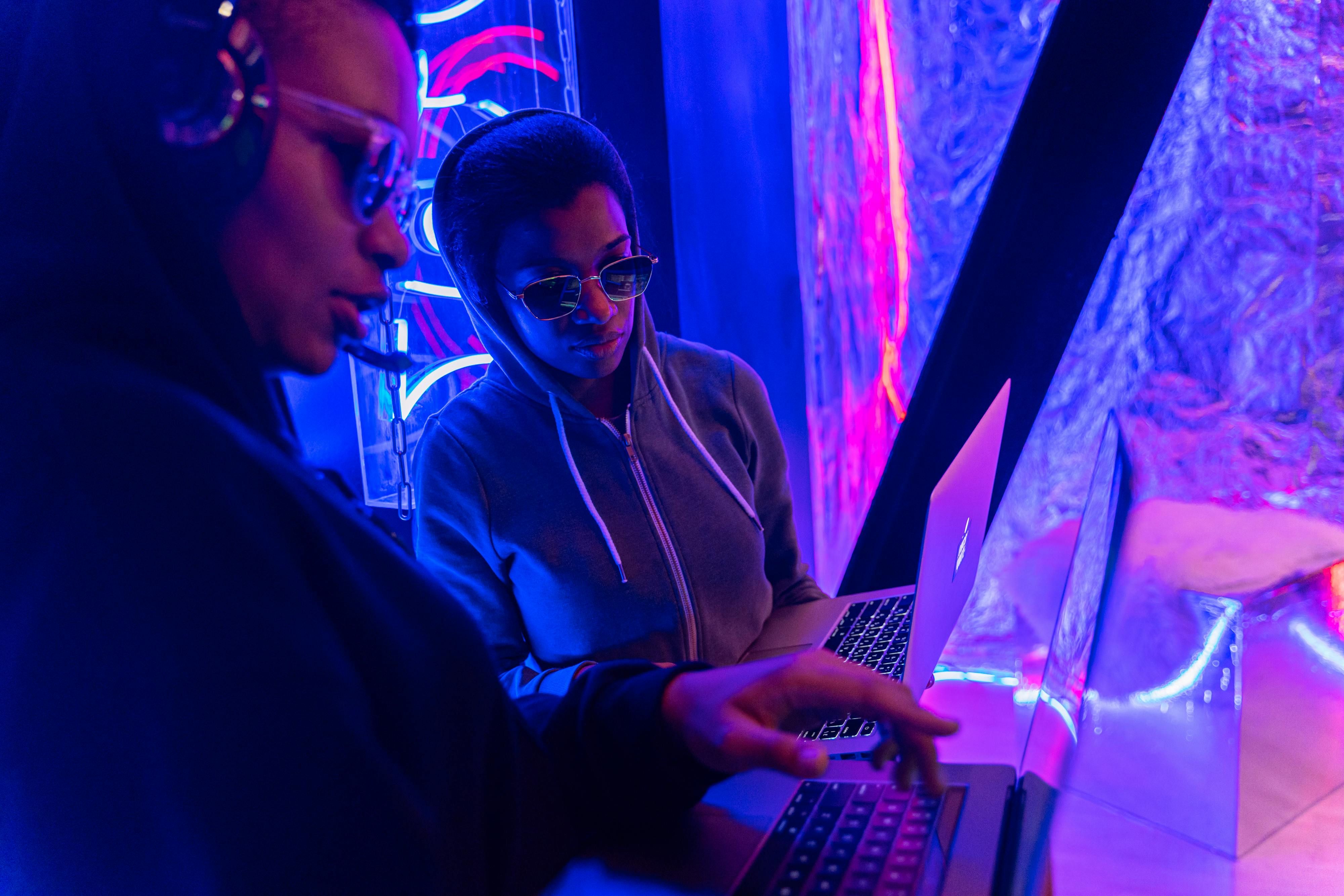 Oracle APEX: The Crucial Difference Between 'Display Only' and 'Read Only'.