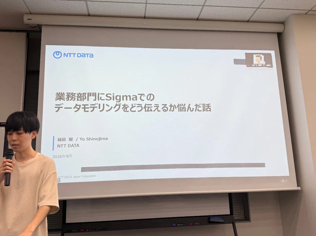 Yo Shinojima presenting on teaching data modeling to business teams