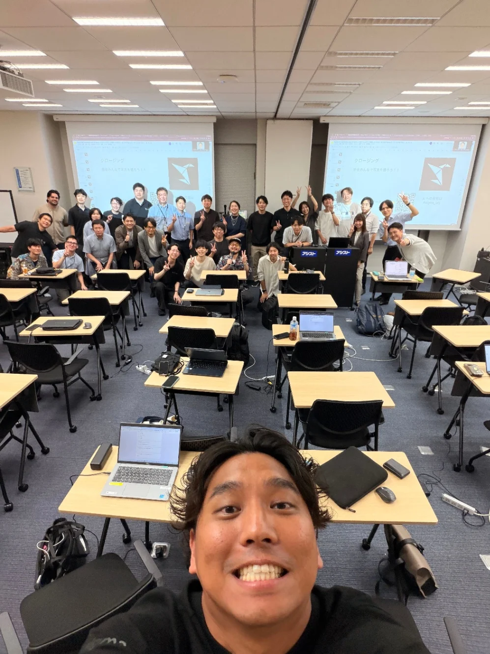Group selfie of around 30 attendees at the end of the event
